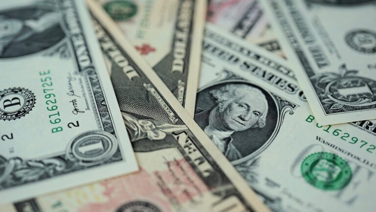 Dólar baja de los $900 ante proyección de Donald Trump sobre un posible fin al conflicto en Irán