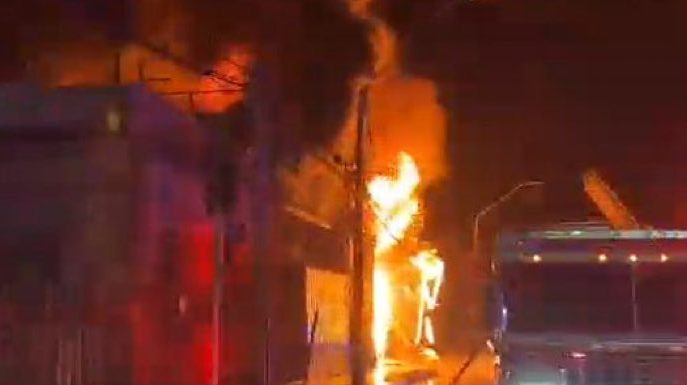 Incendio afecta bodegas de la ZOFRI en Iquique: Equipos de emergencia trabajan en el lugar