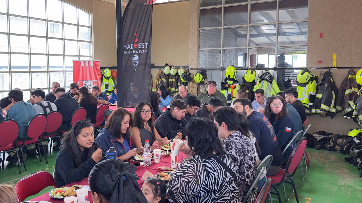 Jornada solidaria entrega más de 450 almuerzos a Bomberos y vecinos de zona afectada en Lirquén