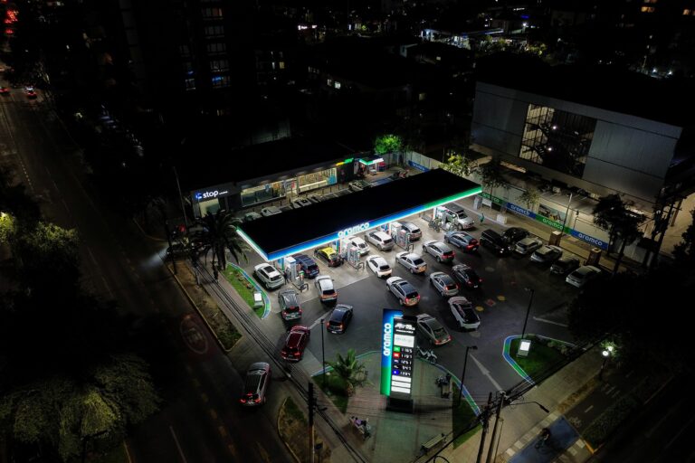 Se registran largas filas en bencineras tras anuncio del gobierno de alza histórica de los combustibles