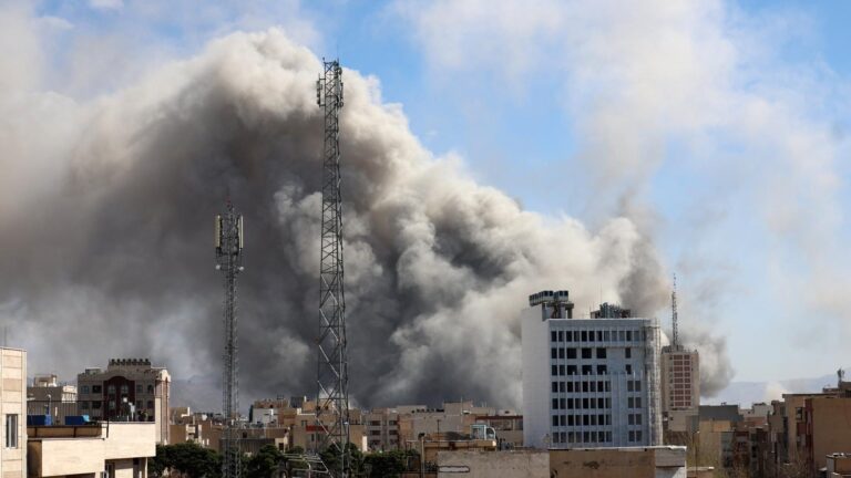 Donald Trump afirma que intensificará la guerra hoy y atacará 