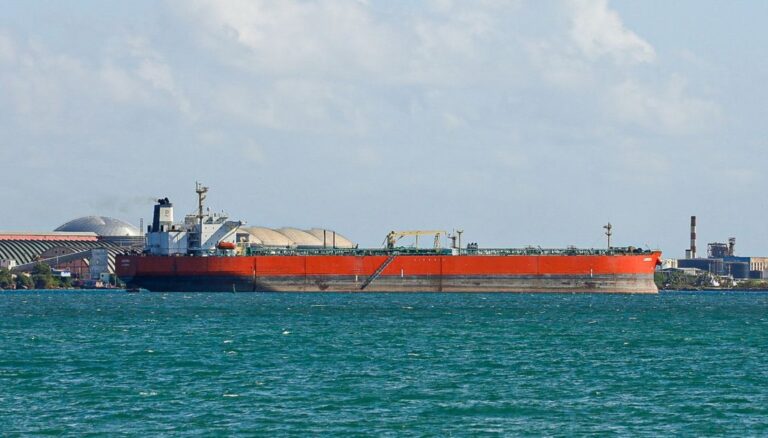 ¿Cuántos días le puede durar a Cuba el petróleo que llegará en un carguero de Rusia y por qué el alivio no será inmediato?